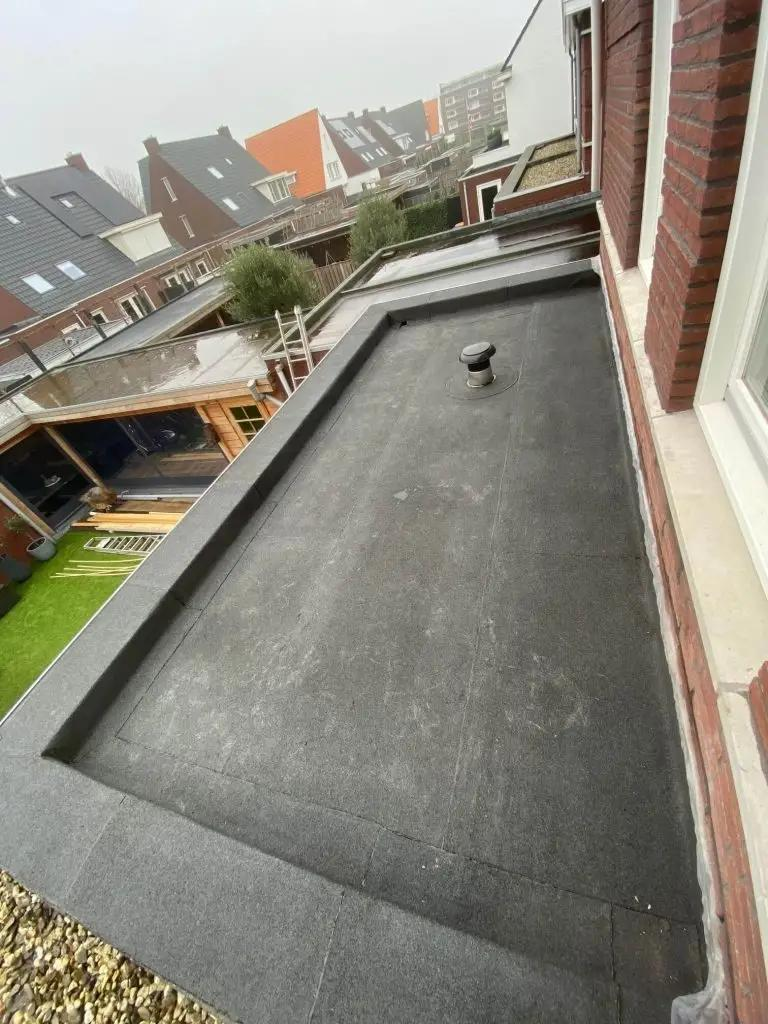 Afgewerkt plat dak met bitumen dakbedekking