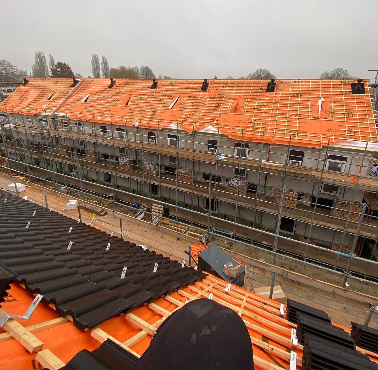 Nieuwbouwdaken in uitvoering met oranje dakfolie