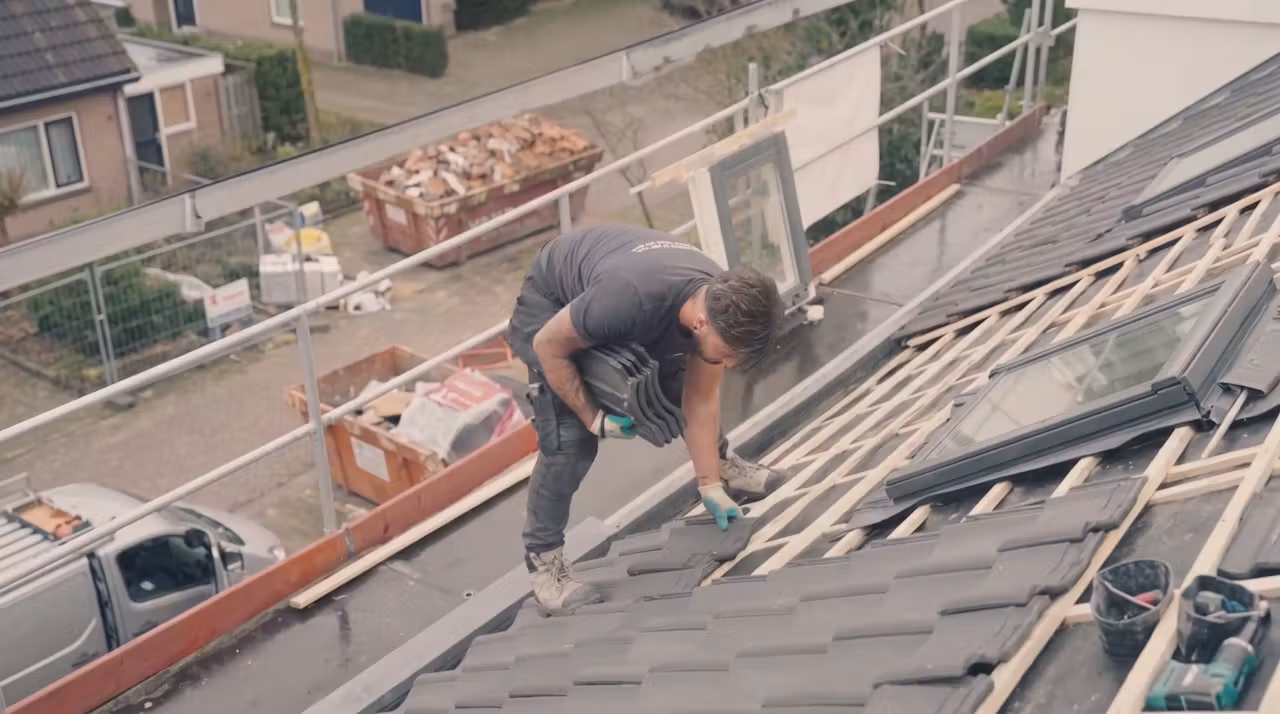 Dakdekker van JT Dak aan het werk op een pannendak